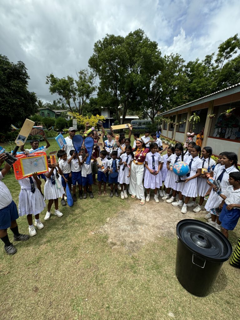 Charity-Aktion mit Schulkindern in Sri Lanka